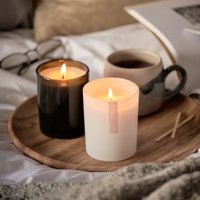 Ensemble de bougies aromatiques en cire de soja de qualité supérieure dans un gobelet en verre personnalisé, avec ambiance festive pour les cadeaux de vacances, dans un coffret cadeau élégant