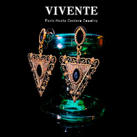 Le défilé de haute couture parisien rétro original présente des boucles d'oreilles géométriques profondes en obsidienne et des boucles d'oreilles vintage exagérées.