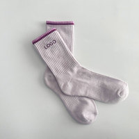 Chaussettes de Pilates pour femmes personnalisables avec rayures, points en silicone antidérapants, respirantes, violettes, sur mesure