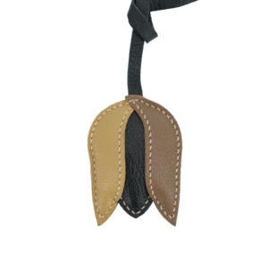 Charme de sac en cuir chic à trois tons avec détails de surpiqûres contrastées - Product Image 1