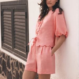 Conjunto de 2 piezas de lino para mujer, venta al por mayor 2025, top de manga abullonada y pantalón corto, cuello en V, con encaje y cordones - Product Image 3