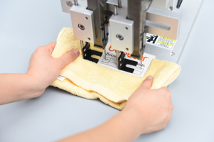 Macchina da cucire elettrica semiautomatica pneumatica per etichettatura calze con PLC, macchina per etichettatura e imballaggio a doppia testa - Product Image 6