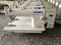 Machine à coudre plate à aiguille simple JUKi DDL-8700-7 d'occasion, ultra-rapide, 4500 points par minute et capacité de couture jusqu'à 7 mm