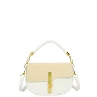 Pochette de soirée artisanale verte à perles pour femme motif abstrait accents jaunes et rouges style féminin tendance vente en