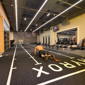 <span class=keywords><strong>Gazon</strong></span> artificiel HYROX pour salle de sport, résistant à l'usure, <span class=keywords><strong>largeur</strong></span> <span class=keywords><strong>4m</strong></span>, personnalisable en usine, vert/noir/rouge, pour sports d'intérieur - Product Image 2