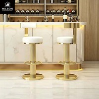 Chaise de bar moderne à base cannelée dorée, siège et dossier en velours doux, tabouret de comptoir commercial pour café, pub, restaurant