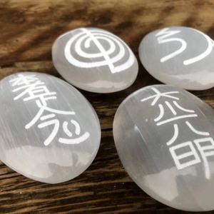 Chakra Balancing Selenite Reiki Healing Set, Baguettes d'énergie d'amour polies de qualité supérieure avec symboles sacrés pour la décoration Reiki - Product Image 1