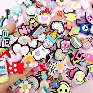 100 pz/set casuali cartoni animati rosa <span class=keywords><strong>scarpe</strong></span> charm PVC <span class=keywords><strong>scarpe</strong></span> decorazioni <span class=keywords><strong>con</strong></span> <span class=keywords><strong>cuori</strong></span>, stelle, fiori per sandali regalo divertente per gli amici - Product Image 1