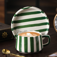 Tasse à café en céramique créative avec design rayé sophistiqué, idéale pour le thé de l'après-midi au bureau, ensemble cadeau exquis pour l'art latte avec assiette et plateau