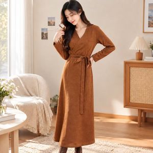 Vestido de punto marrón para mujer, estilo suéter cruzado, cuello en V, manga larga, línea A, maxi vestido con cinturón, para otoño - Product Image 3