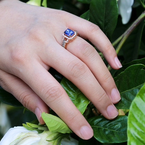 Anello di Fidanzamento Classico Bicolore con Pietra Quadrata Blu per Donne, Regalo Elegante con Design Intarsiato, Gioiello di Moda in Rame - Product Image 3