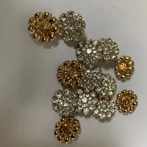 कपड़ों के लिए लक्जरी कस्टम डिज़ाइन नाजुक सिलाई धातु बटन क्रिस्टल फूल के आकार का स्फटिक क्रिस्टल बटन