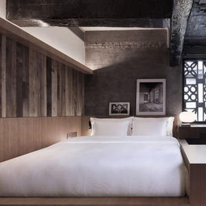 Mesa de Centro de Diseño Sofisticado para Hotel, Tapa de Mármol, Base de Metal Dorado, Diseño Minimalista, Pieza Decorativa para Sala de Estar - Product Image 5