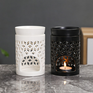Support de bougie chauffe-plat en céramique blanche écologique fait main avec pot à bougie en porcelaine noire ajourée pour diffuseur d'huiles essentielles - Product Image 1
