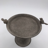 Mangeoire à oiseaux vintage en fer peint à la poudre, faite à la main, personnalisable, avec figurines d'oiseaux, sur piédestal en fer rustique pour jardin extérieur