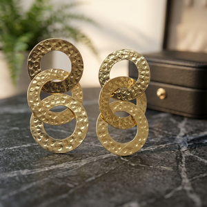 Boucles d'oreilles créoles artisanales Soumya en laiton plaqué or, alliage de cuivre, style vintage, unisexe, du Rajasthan, pour fêtes et mariages - Product Image 3