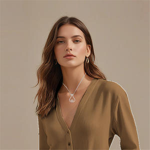 <span class=keywords><strong>สร้อย</strong></span>คอแฟชั่น<span class=keywords><strong>ส</strong></span>ุด<span class=keywords><strong>ส</strong></span>ร้าง<span class=keywords><strong>ส</strong></span>รรค์ทำจากส<span class=keywords><strong>แตน</strong></span><span class=keywords><strong>เล</strong></span><span class=keywords><strong>ส</strong></span>รูปทรงขวดน้ำแบบกลวง<span class=keywords><strong>สร้อย</strong></span>คอที่ใ<span class=keywords><strong>ส</strong></span>่รูปหัวใจสำหรับผู้หญิง - Product Image 3