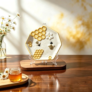 Tetera de Cerámica con Diseño Floral de Panal de Abeja, Acabado Brillante y Acento Decorativo de Abeja, para Servir o como Adorno para el Comedor - Product Image 3