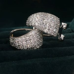 Orecchino a polsino triangolare color argento da donna, stile pavé scintillante, gioiello alla moda - Product Image 1