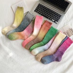 Calcetines <span class=keywords><strong>de</strong></span> lana estilo japonés Jingwen OEM, cálidos y gruesos para invierno, con efecto tie-dye degradado, calcetines holgados con ribetes para <span class=keywords><strong>botas</strong></span>. - Product Image 5