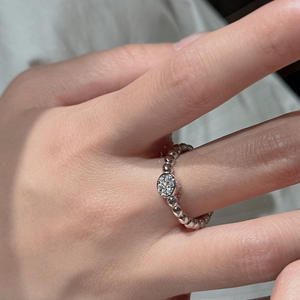 แหวนเงินแท้ S925 ประดับเพชรซิร์โคเนียมเม็ดเดี่ยว ดีไซน์หรูหราสไตล์ฝรั่งเศสย้อนยุค เรียบง่าย ทันสมัย ทรงรี - Product Image 4