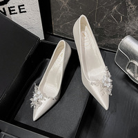 Escarpins de Mariée Femme Grande Taille 32-43 en Satin Ivoire à Bout Pointu, Talons Aiguilles, Ornés de Fleurs et Strass, à Enfiler