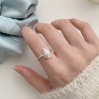 Bague en coquillage exquise, design tendance et personnalisé, ouverte et réglable, cadeau pour femme, pour les fêtes et le quotidien, bijoux