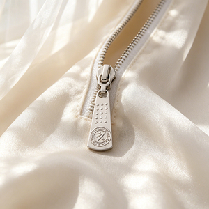 Glissières de fermeture éclair métalliques de luxe avec logo gravé, motif circulaire, verrouillage à broche pour applications vestimentaires, finition plaquée durable - Product Image 1