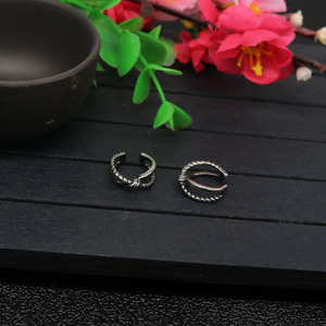Yunnique – boucles d'oreilles géométriques minimalistes en acier titane pour garçons et filles, aucun piercing requis, bijoux à la mode - Product Image 4