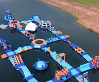 Parc aquatique gonflable avec parcours d'obstacles flottant et plateforme de trampoline pour adultes et enfants, idéal pour les lacs et les centres de villégiature
