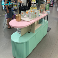 Comptoir de présentation cosmétique ovale multi-niveaux en bois, finition laquée brillante, fabriqué en usine au Vietnam, pour les grands magasins