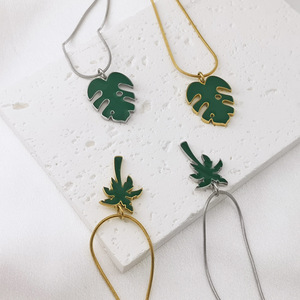 สร้อยคอจี้รูปใบไม้สีเขียวสแตนเลสสตีล ดีไซน์พืชพรรณ แฟชั่นลำลองสำหรับทุกเพศ ชุบทอง 18K สายยาว - Product Image 1