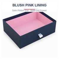 Coffret Cadeau Cosmétique Personnalisé avec Tiroir, Finition Mate, Doublure Éponge, Sac Shopping, Ruban Satin Bleu Marine Rose Blanc, et Étiquette Kraft