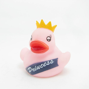 Kunden spezifische rosa Farbe kleine Prinzessin Gummi ente mit Krone Bades pielzeug mit Logo - Product Image 2