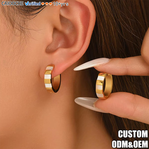 CAIOOCHE Pendientes Huggie de Acero Inoxidable con Rayas Geométricas, Diseño de Nicho con Costuras, para el Viento Frío, Regalo Diario para Viajeros - Product Image 1