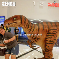 Okul anaokulu bakım havaalanı veya alışveriş merkezi için gerçekçi yaşam boyutu Raptor dinozor kostüm kapalı Metal malzeme
