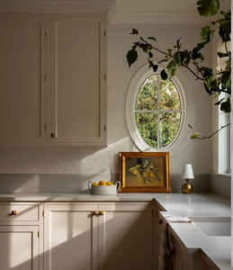 Cocina Francesa Cremosa de Madera Maciza Verde Claro, Moderna y Lujosa con Ventanas Arqueadas y Detalles de Latón, la Cocina se Siente como Estar en un Cafetería de París - Product Image 2