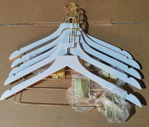 Nuovi Eleganti Appendiabiti in Legno Massello Bianco con Gancio Dorato <span class=keywords><strong>per</strong></span> Negozi di Abbigliamento, Vendita all'Ingrosso - Product Image 5