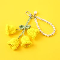 Porte-clés fait main au crochet Lys des Valles, breloque de sac tricotée en forme de fleur clochette, sangle de poignet en fausses perles, pendentif floral pour sac