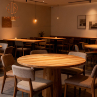 Ensemble de meubles de restaurant, café et bar moderne, tables rondes en bois et chaises en tissu beige clair, collection de salle à manger