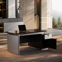 Bureau de direction haut de gamme de luxe avec tiroirs et rangements, design moderne et épuré pour utilisation informatique