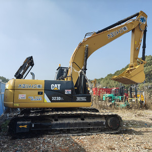 Excavadora de cadenas usada 323D2L de 23 toneladas, modelo 2022, con componentes hidráulicos Kawasaki, cucharón de excavación de 1.15m de capacidad y motor Cummins - Product Image 1