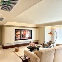 Meuble TV mural flottant incurvé moderne, meuble multimédia intégré de luxe en tons crème avec console de base texturée en noyer