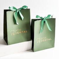 Personnalisez votre propre sac en papier vert de luxe avec impression de logo et poignées en ruban pour emballages cadeaux, sac de shopping