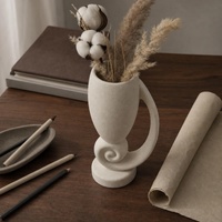 Vase en céramique artisanal texturé mat Wabi Sabi avec poignée spirale, accessoires de décoration intérieure en stock, personnalisable