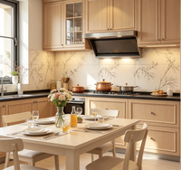Armoires de cuisine shaker en bois clair sur mesure avec plan de travail noir pour la rénovation de cuisine résidentielle moderne