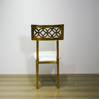 Chaise de salle à manger moderne de luxe en acier inoxydable massif avec dossier en trèfle à quatre feuilles doré et revêtement blanc pour villa et événements