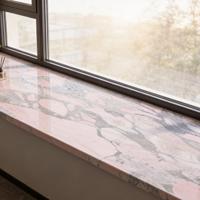 Style artistique romantique, grande dalle de marbre naturel gris-rose mélangé, idéale pour les espaces commerciaux créatifs.