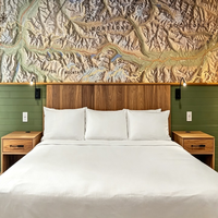 Ensemble de meubles de chambre personnalisés en placage moderne pour appartement, villa, hôtel, avec tête de lit en bois, lit avec sommier et table de chevet, pour chambre d'hôtes FF&E