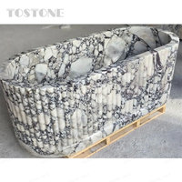 Baignoire autoportante Tostone en marbre Arabescato Brecci, élégante et populaire, fabriquée à la main pour une utilisation en intérieur, design de salle de bain